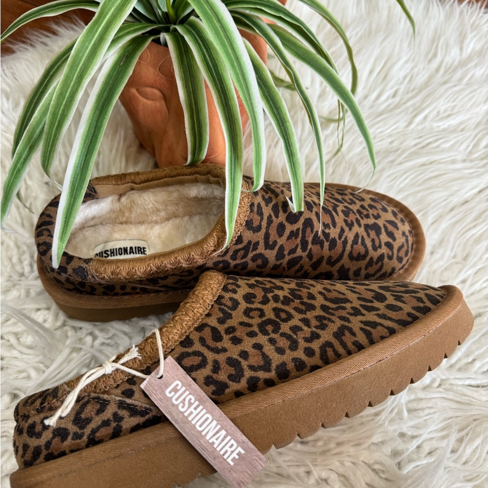 New🌿Cushionaire Women's Leopard Print Slippers